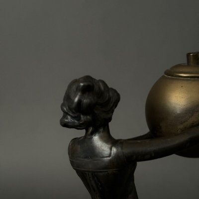 Statuette 1900 Art Nouveau en étain ou régule femme portant une boule