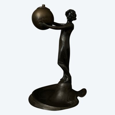 Statuette 1900 Art Nouveau en étain ou régule femme portant une boule