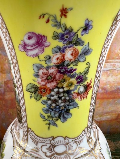 Vase en Porcelaine de Dresden – Manufacture Helena Wolfsohn – Vers 1880