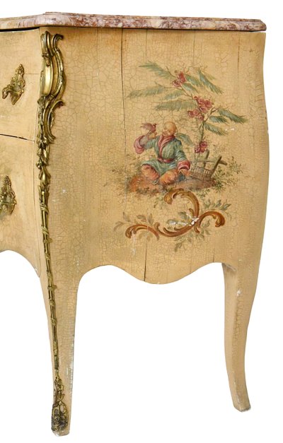 Kommode im Louis XV-Stil aus lackiertem Holz mit polychromer chinesischer Dekoration auf beigem Hintergrund