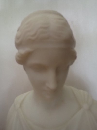 Busto di donna in marmo