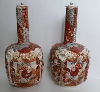 Kyoto Satsuma: pair of mirrored bottle vases with applique decoration (ca. 1910).