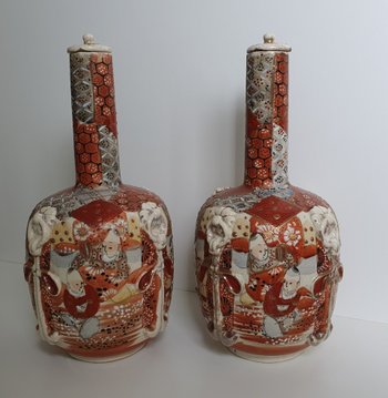 Kyoto Satsuma: pair of mirrored bottle vases with applique decoration (ca. 1910).