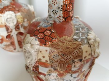 Kyoto Satsuma: pair of mirrored bottle vases with applique decoration (ca. 1910).