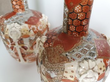 Kyoto Satsuma: pair of mirrored bottle vases with applique decoration (ca. 1910).