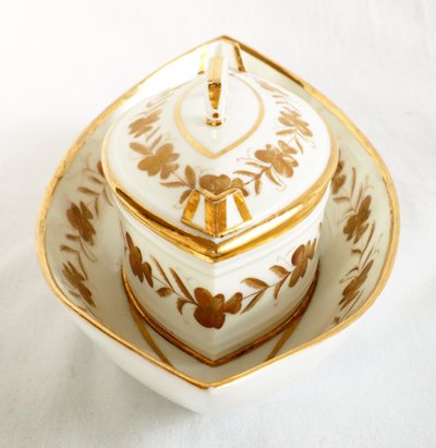 Paris porcelain butter dish from the Directoire period, late 18th century, in the Locré style