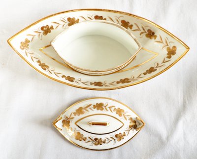 Paris porcelain butter dish from the Directoire period, late 18th century, in the Locré style