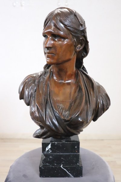 Busto in bronzo di giovane donna, firmato