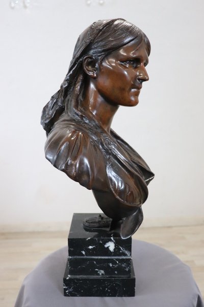 Busto in bronzo di giovane donna, firmato