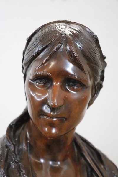 Busto in bronzo di giovane donna, firmato