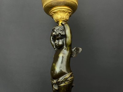 Eleganter Taschenleerer aus vergoldeter und patinierter Bronze mit Putti – Stil des 19. Jahrhunderts