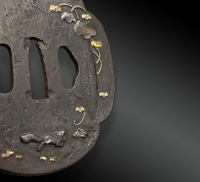 TSUBA in Mokko Gata con motivo scoiattolo GIAPPONE – Periodo Edo (1606 – 1868)