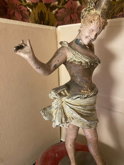  Graziosa statuetta viennese "La coquette frileuse baigneuse" circa 1900 periodo Art Nouveau