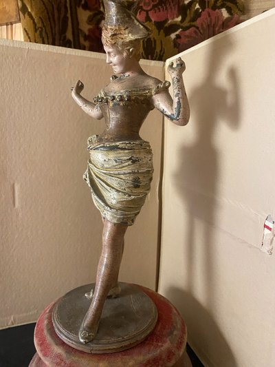  Graziosa statuetta viennese "La coquette frileuse baigneuse" circa 1900 periodo Art Nouveau