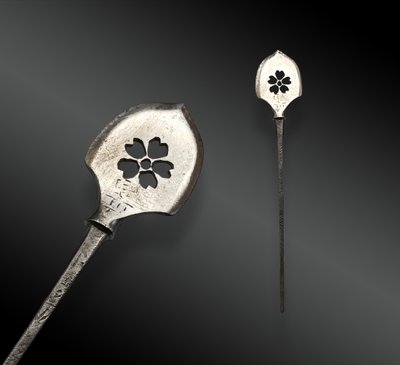 Japanese arrowhead, ya-no-né, openwork with a cherry blossom. Signed. Japan - Edo period