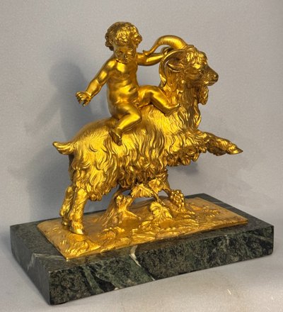 Skulptur aus vergoldeter Bronze Bacchus oder Putto auf einem Bock XIX.