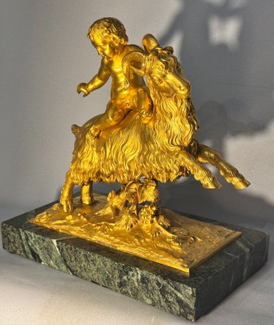 Skulptur aus vergoldeter Bronze Bacchus oder Putto auf einem Bock XIX.