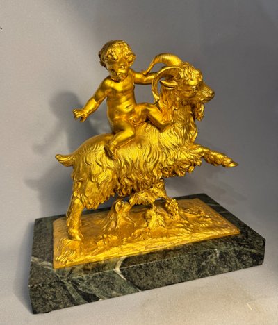 Skulptur aus vergoldeter Bronze Bacchus oder Putto auf einem Bock XIX.