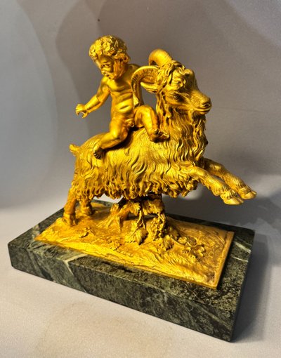 Skulptur aus vergoldeter Bronze Bacchus oder Putto auf einem Bock XIX.