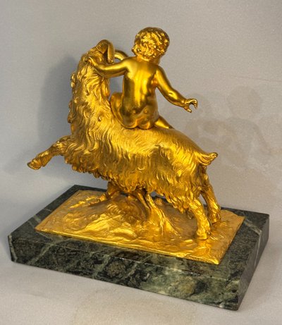 Skulptur aus vergoldeter Bronze Bacchus oder Putto auf einem Bock XIX.