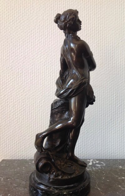 Bronzo del XIX secolo con patina marrone raffigurante un baccanale secondo Clodio