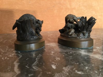 Two very small animal bronzes and Vènerie.