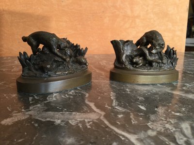 Two very small animal bronzes and Vènerie.