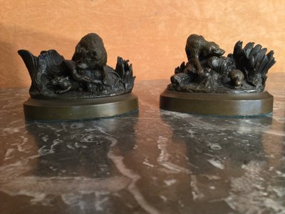 Two very small animal bronzes and Vènerie.