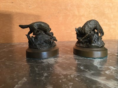 Two very small animal bronzes and Vènerie.