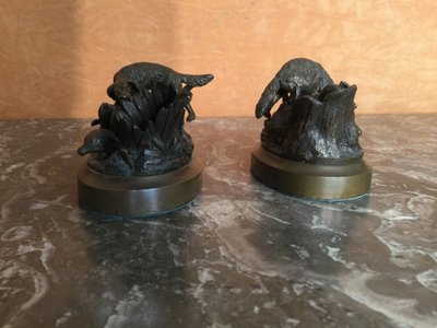 Two very small animal bronzes and Vènerie.