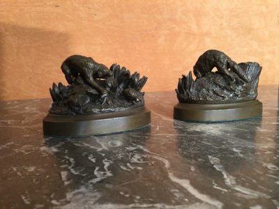 Two very small animal bronzes and Vènerie.