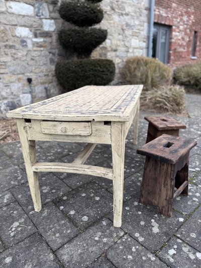 Table de ferme aux motifs peints et patine datant du 19e siècle 