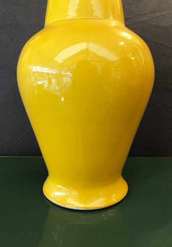 Vase Jaune En Céramique Vernissée. Chine, Début XXe Siècle