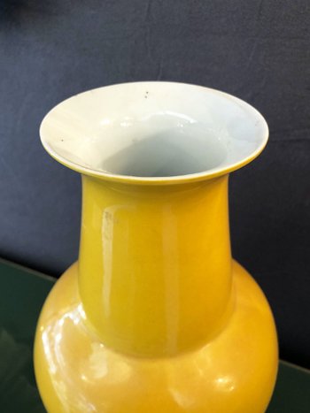 Vase Jaune En Céramique Vernissée. Chine, Début XXe Siècle