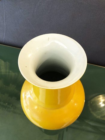 Vase Jaune En Céramique Vernissée. Chine, Début XXe Siècle