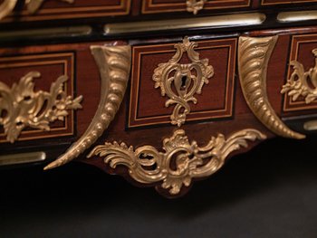 Commode Dite à Moustache. Époque Louis XIV, Première Moitié Du XVIIIe Siècle