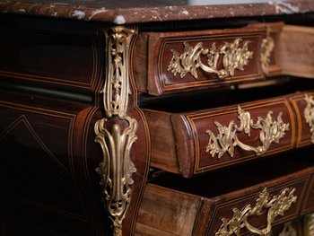 Commode Dite à Moustache. Époque Louis XIV, Première Moitié Du XVIIIe Siècle