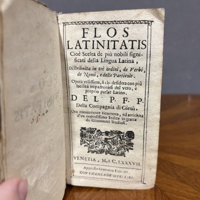 Antico libro "Flos Latinitatis" del 1687