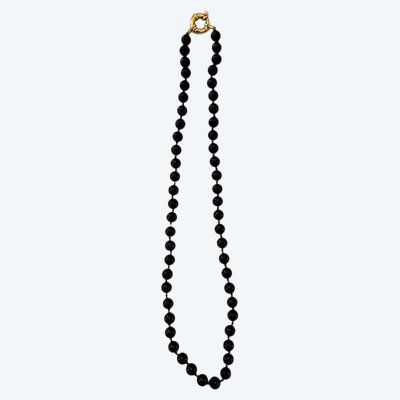 Black pearl necklace with 18k gold clasp