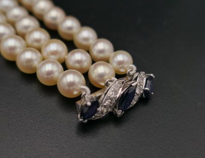 3-reihiges Armband aus Zuchtperlen, Saphiren und Diamanten.