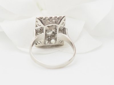 Anello Art Déco in oro bianco e platino, diamanti