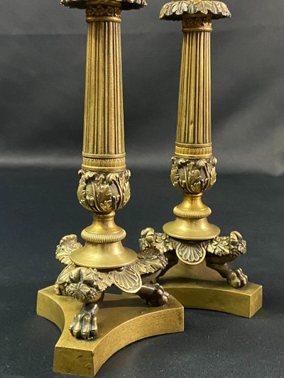 Ein Paar Fackelkerzenhalter aus vergoldeter und ziselierter Bronze aus der Restaurationszeit