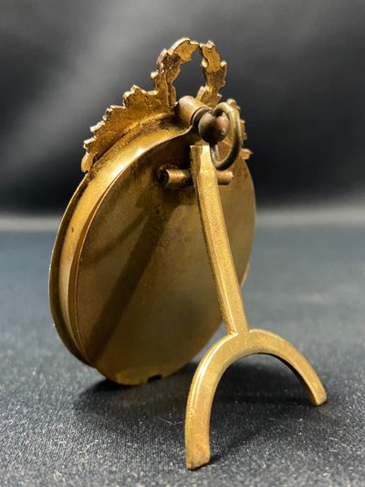 Miniatura in bronzo dorato da appendere o da appoggio, fine XIX secolo, stile Luigi XVI