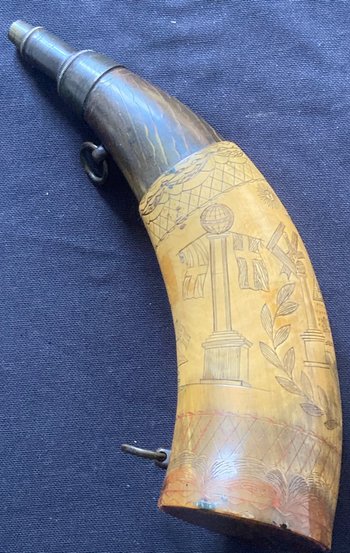 Powder flask in horn entirely engraved with masonic symbols. Beginning of XX century