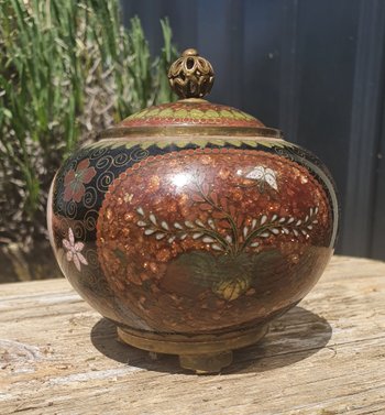 Attractive, lidded, Japanese cloisoné pot from the Meiji period