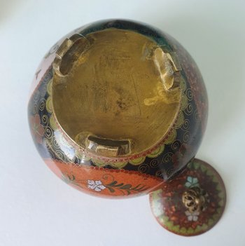 Attractive, lidded, Japanese cloisoné pot from the Meiji period