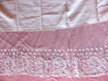 Nappe d'autel en toile et tulle brodé époque fin XIXe siècle