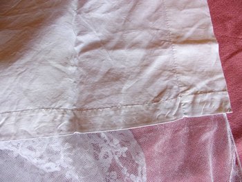 Nappe d'autel en toile et tulle brodé époque fin XIXe siècle