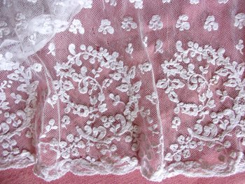 Nappe d'autel en toile et tulle brodé époque fin XIXe siècle