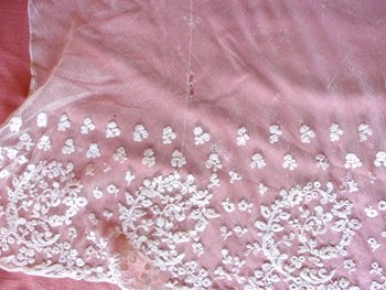 Nappe d'autel en toile et tulle brodé époque fin XIXe siècle